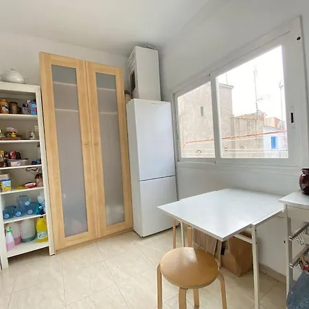 Apartman Double With Inside Window In Shared Barcelona